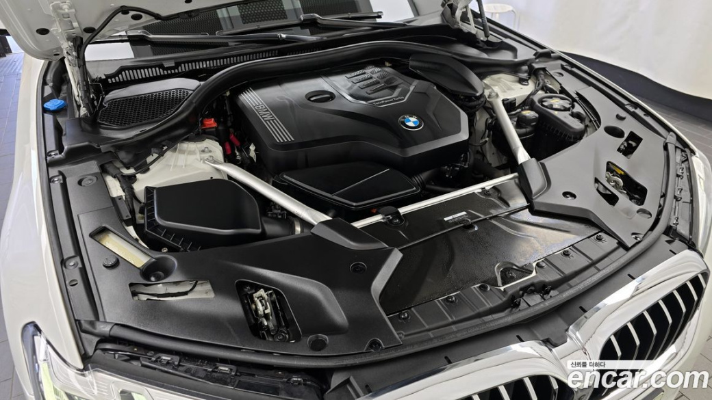 BMW 5-Series 520i Luxury, 2022