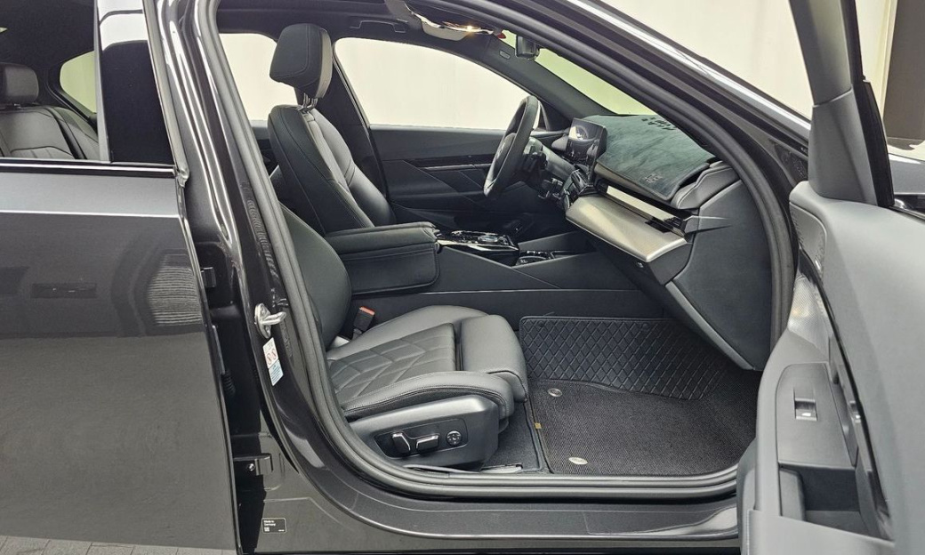 BMW 5-Series 520i M Sport, 2024