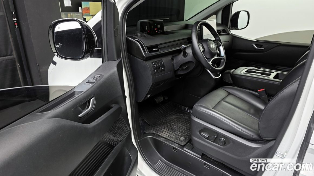 Hyundai Staria 4WD Tourer 11-Seater, 2025