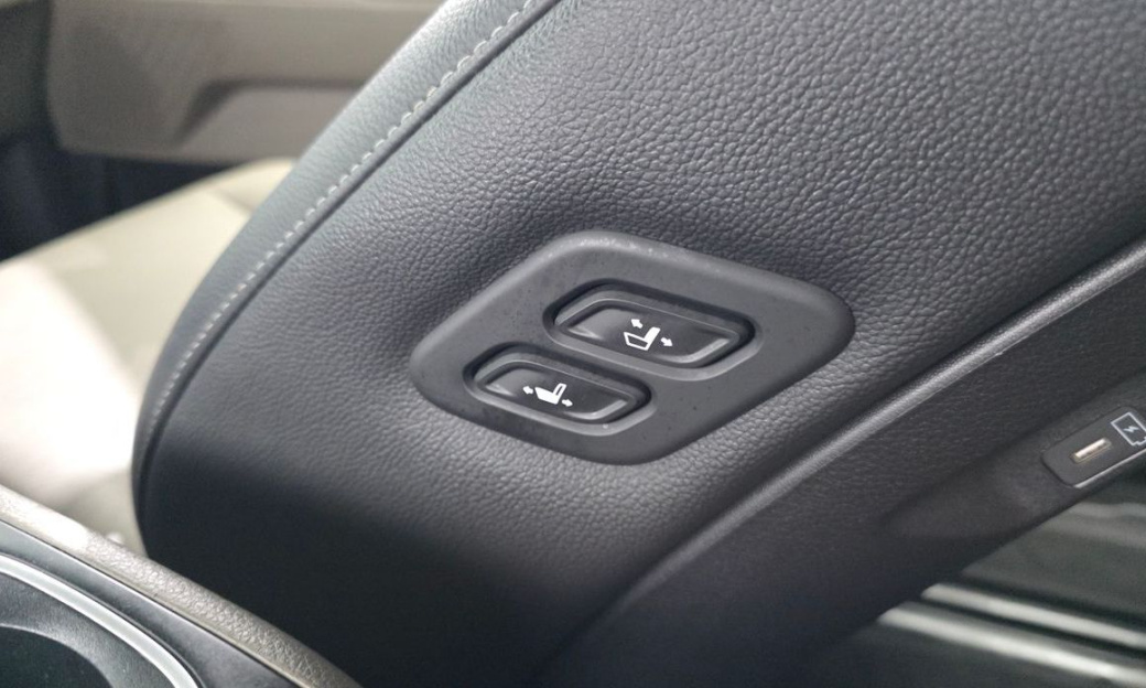 Kia Carnival 7-Seater Outdoor, 2025