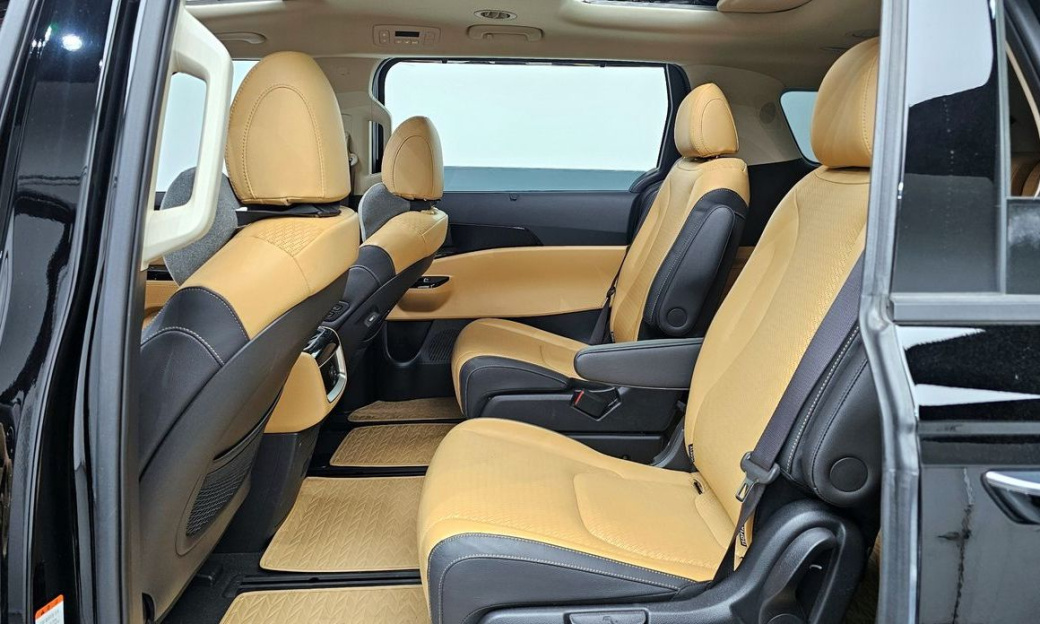 Kia Carnival 7-Seater Outdoor, 2023