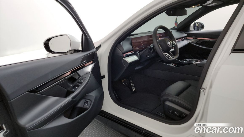 BMW 5-Series 520i M Sport, 2025