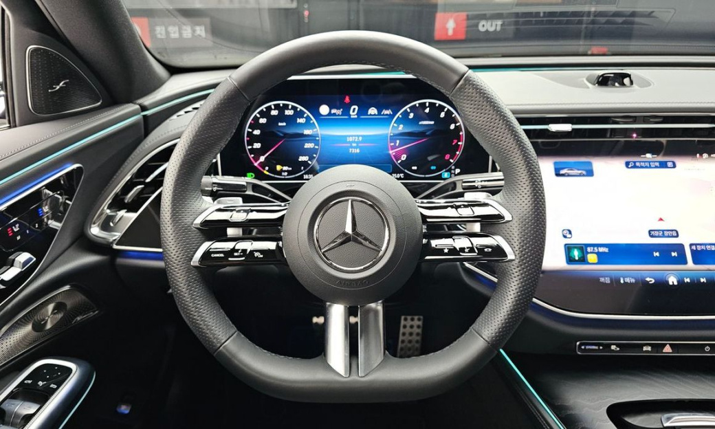 Mercedes-Benz E-Class E300 4MATIC AMG Line, 2024