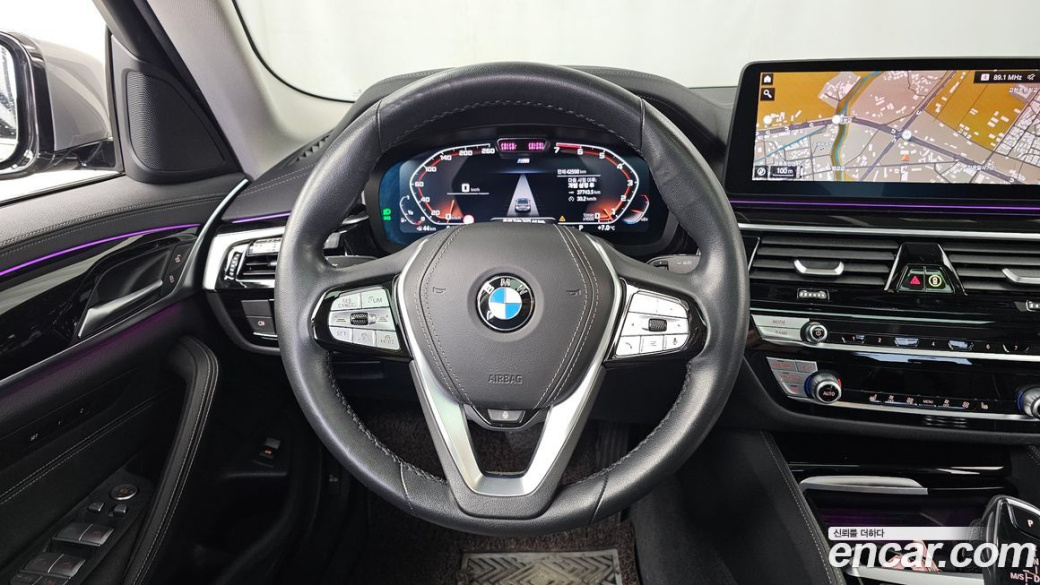 BMW 5-Series 520i Luxury, 2022