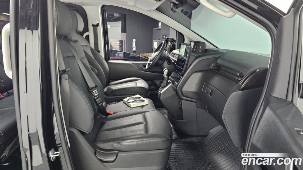 Hyundai Staria 4WD Tourer 9-Seater, 2025
