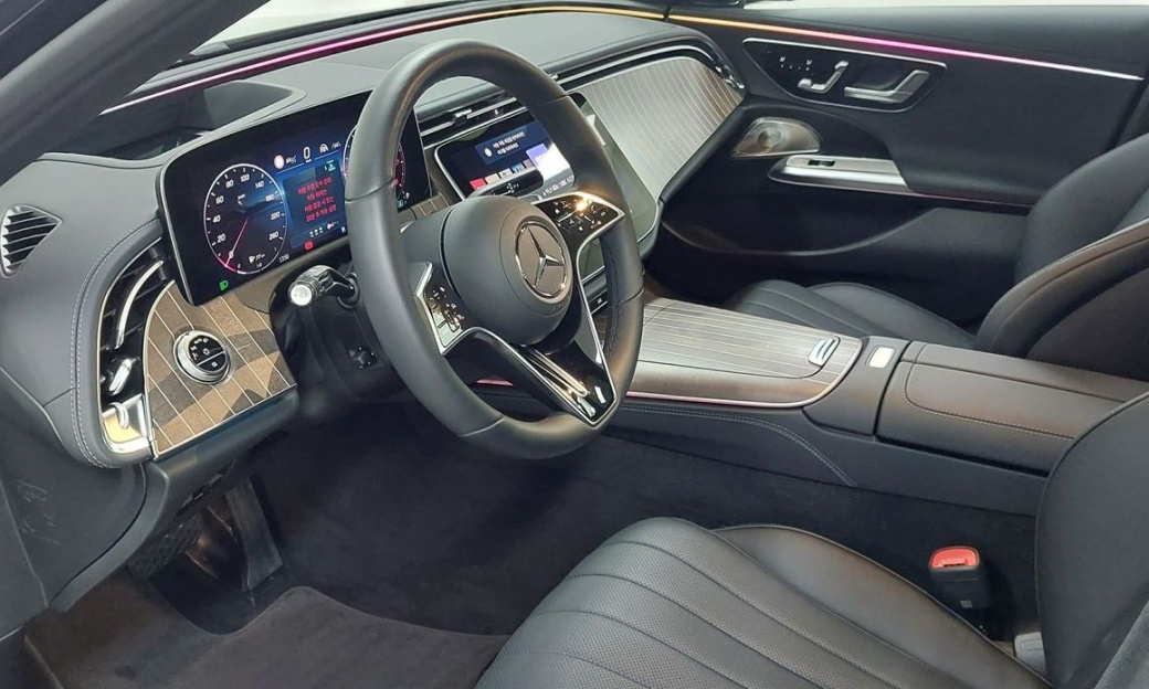 Mercedes-Benz E-Class E300 4MATIC Exclusive, 2025