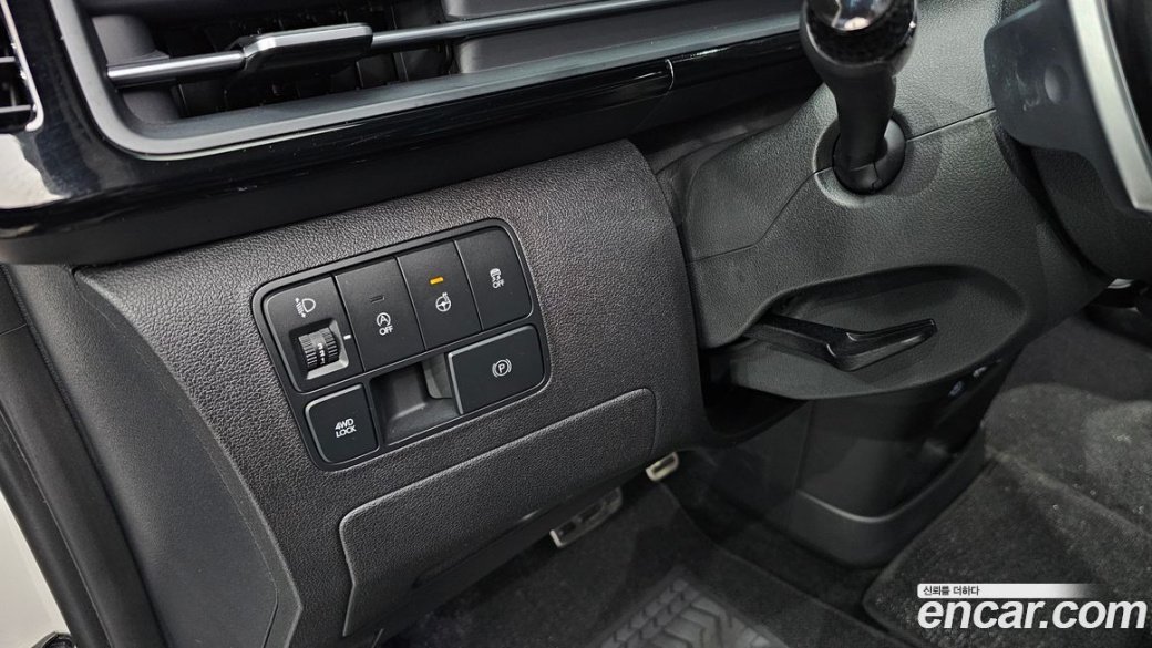 Hyundai Staria 4WD Lounge 9-Seater, 2025