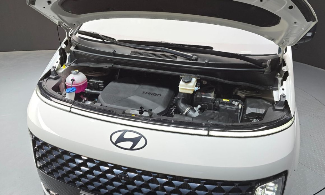 Hyundai Staria 4WD Lounge 9-Seater, 2025