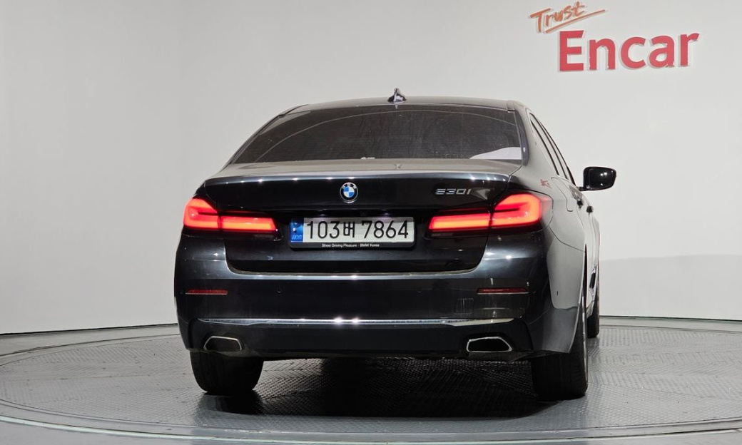 BMW 5-Series 530i Luxury, 2022