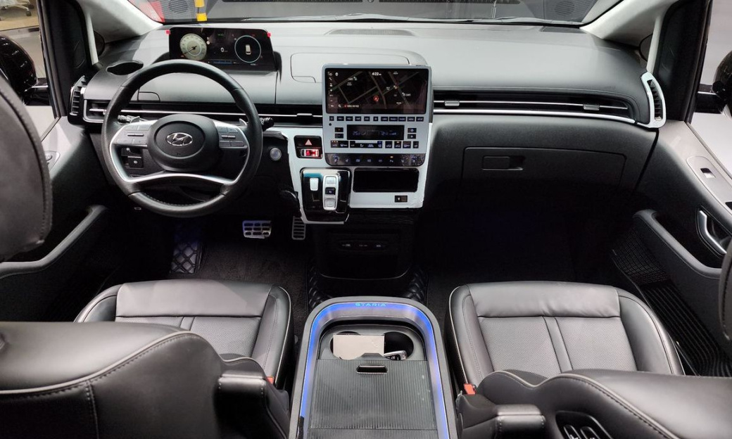 Hyundai Staria 4WD Lounge 7-Seater, 2022