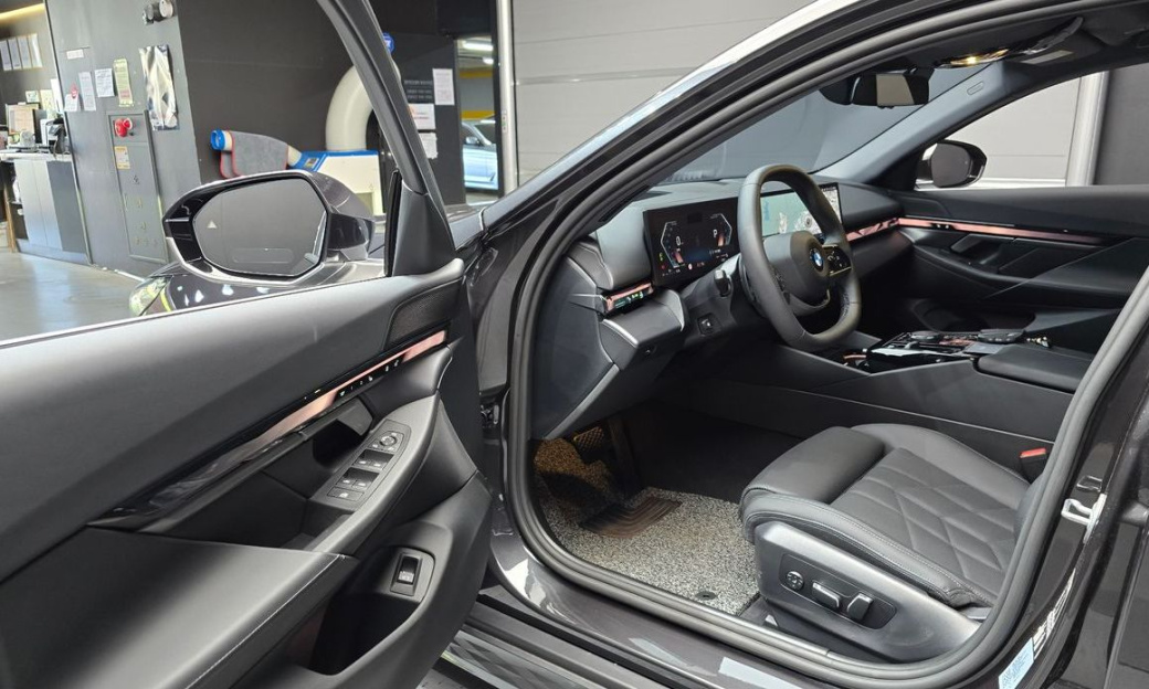 BMW 5-Series 523d, 2025