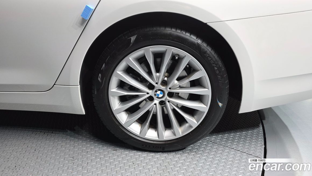 BMW 5-Series 520i Luxury, 2023