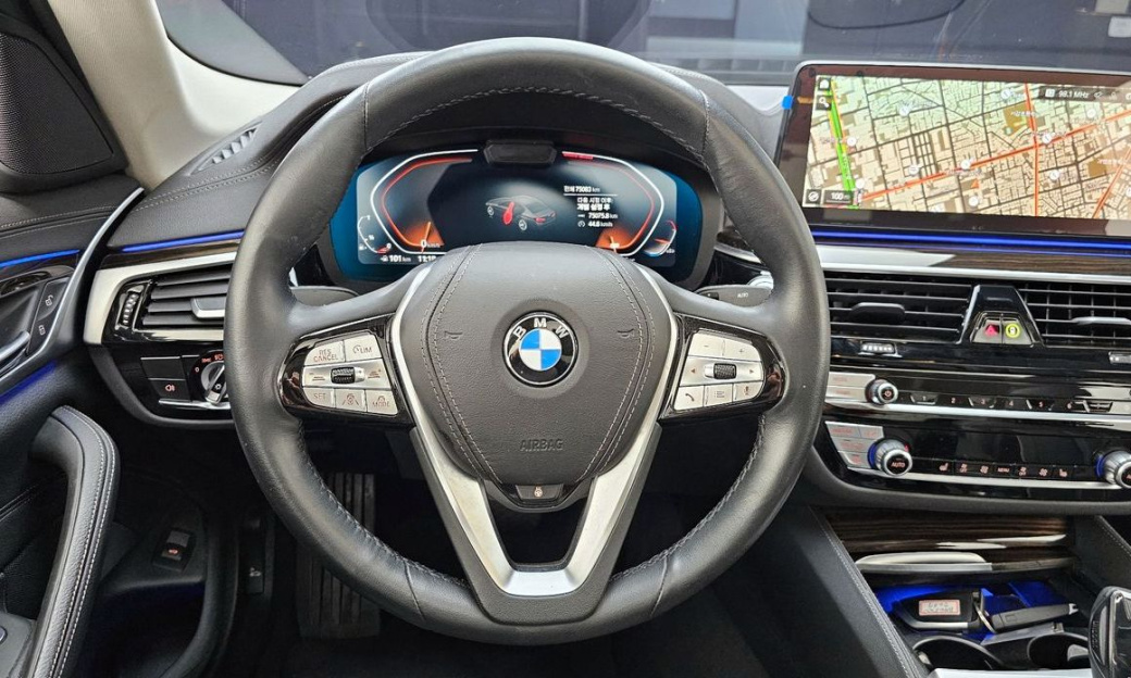 BMW 5-Series 520i Luxury, 2023