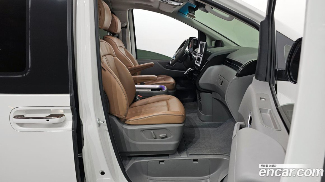 Hyundai Staria 4WD Lounge 7-Seater, 2022