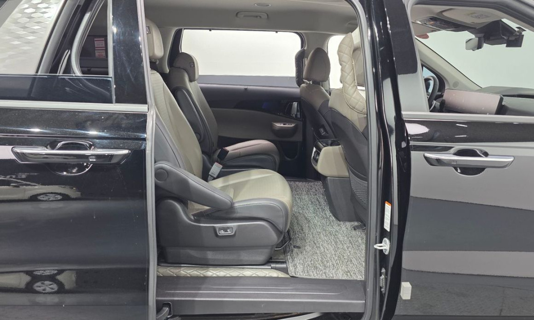 Kia Carnival 9-Seater Gravity, 2025