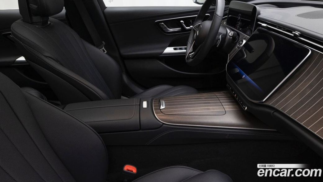 Mercedes-Benz E-Class E300 4MATIC Exclusive, 2025