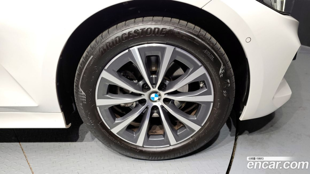 BMW 3-Series 320i Touring, 2024