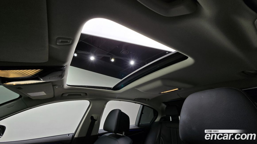 BMW 5-Series 520i Luxury, 2022