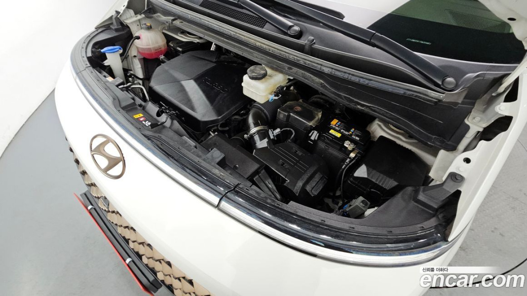 Hyundai Staria 4WD Lounge 7-Seater, 2022
