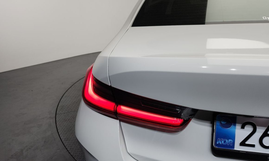 BMW 3-Series 320i, 2025