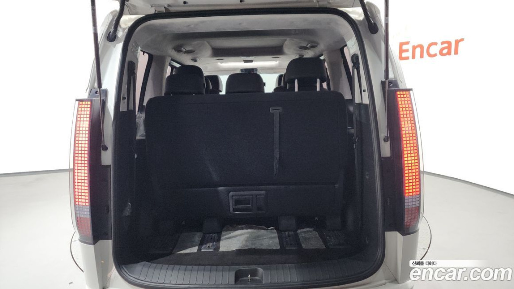 Hyundai Staria Lounge 9-Seater, 2025