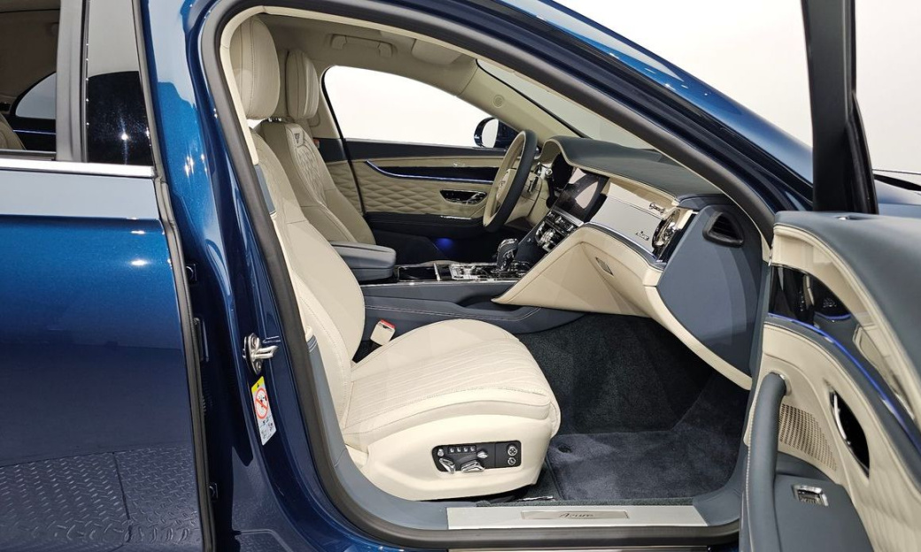 Bentley Flying Spur 4.0 Azure, 2024