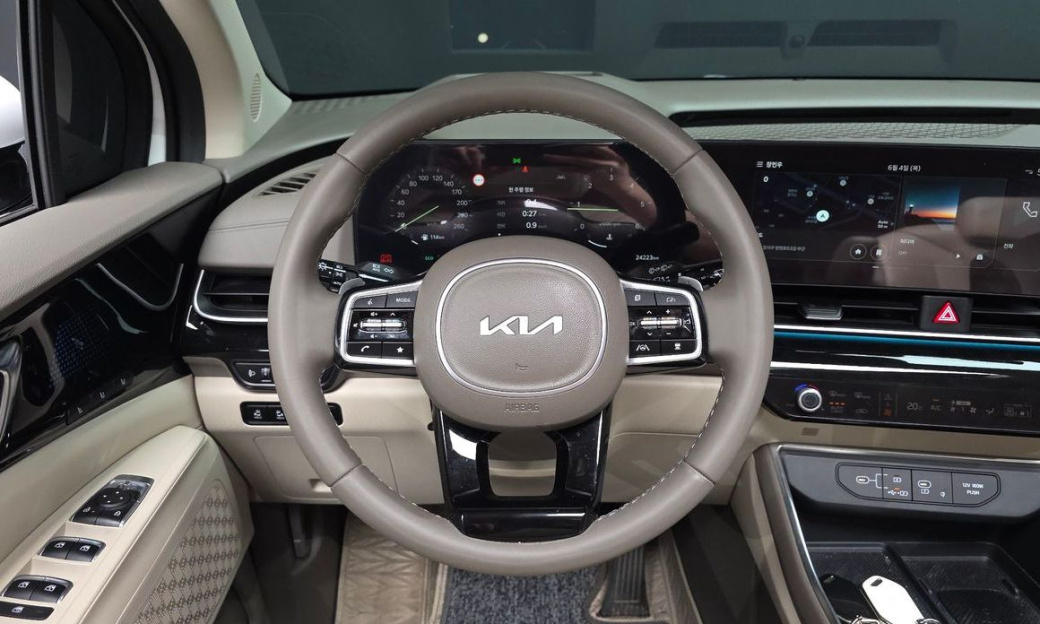 Kia Carnival 9-Seater Signature, 2024