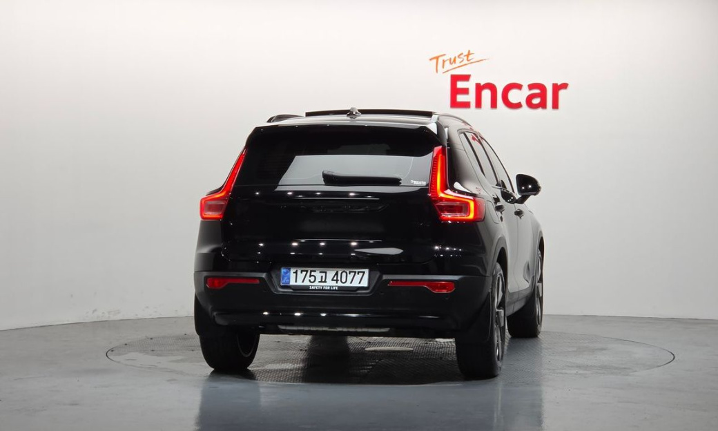 Volvo XC40 B4 Black Edition, 2025