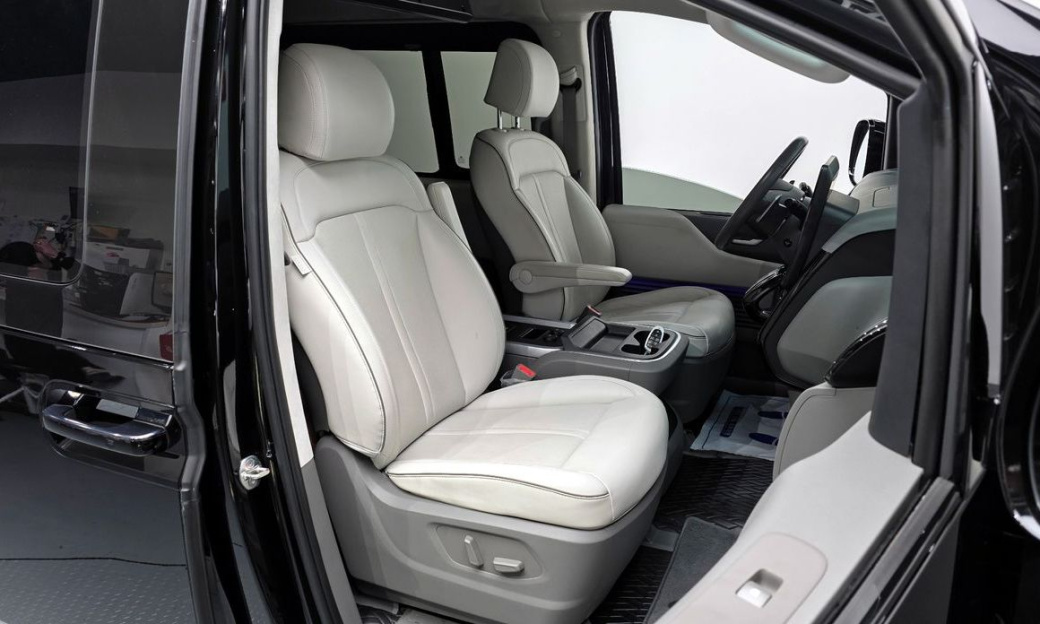 Hyundai Staria 4WD Lounge 9-Seater, 2023