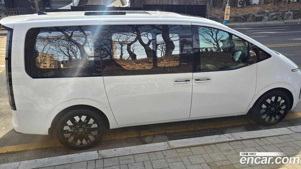 Hyundai Staria 4WD Lounge 7-Seater, 2025