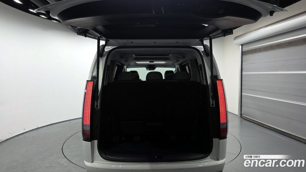 Hyundai Staria Lounge 7-Seater, 2025