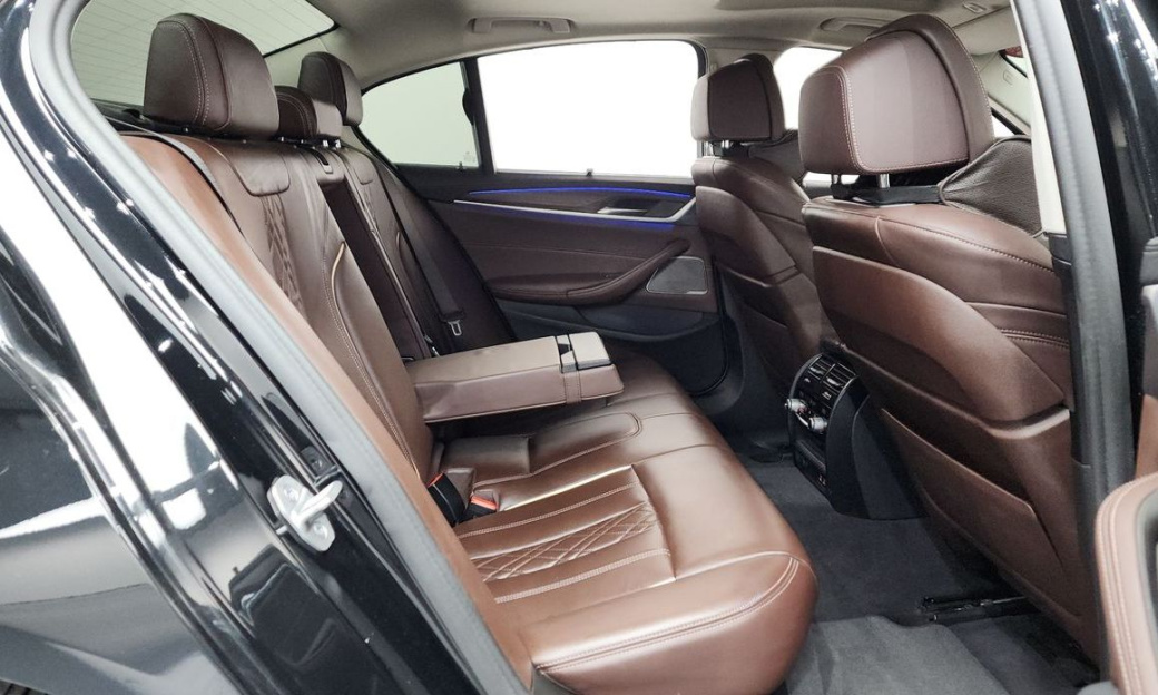 BMW 5-Series 530i Luxury, 2022