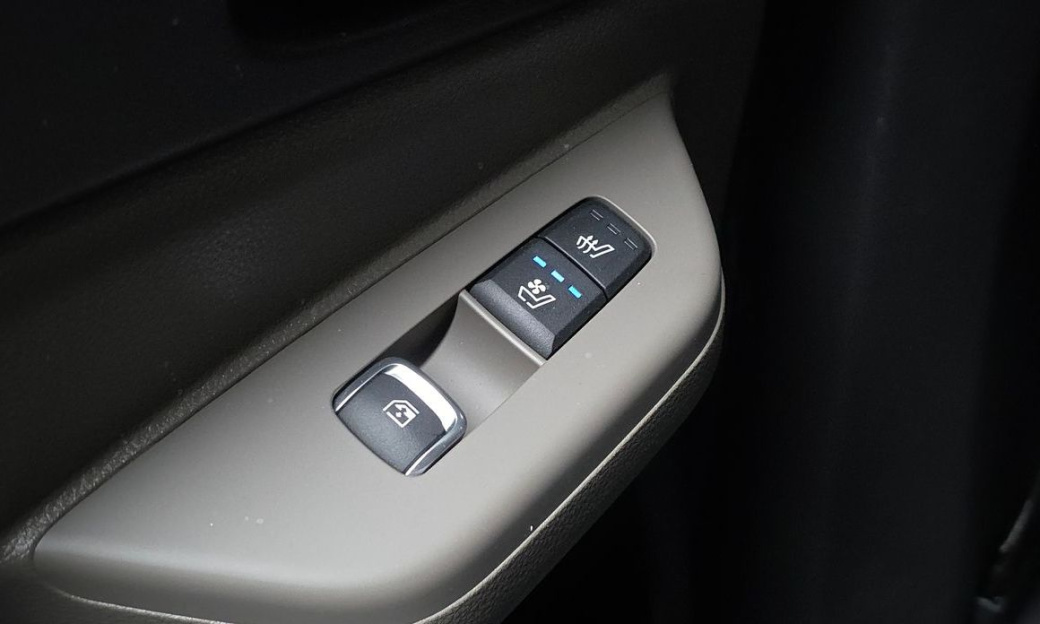 Kia Carnival 7-Seater Outdoor, 2025