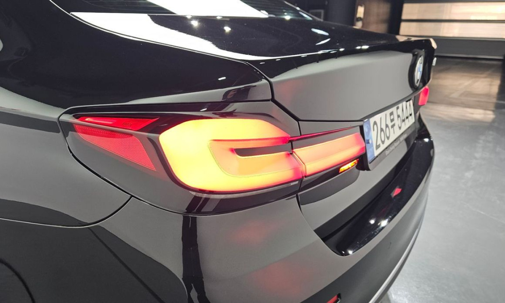 BMW 5-Series 530i Luxury, 2022