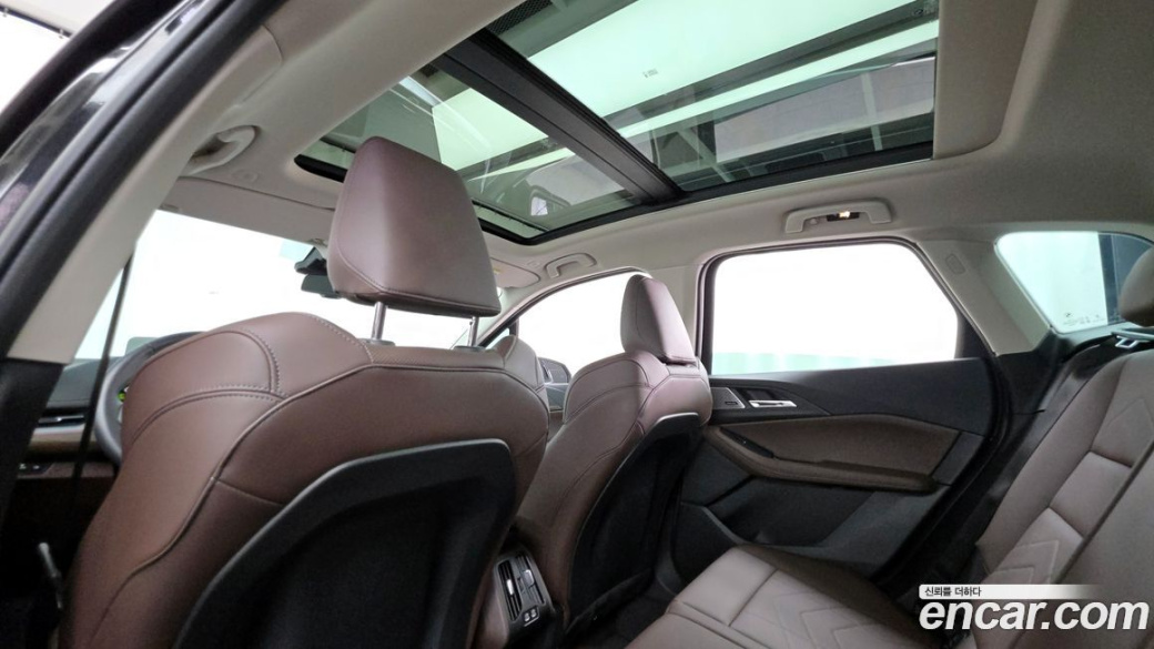 BMW 2-Series 220i Luxury, 2025