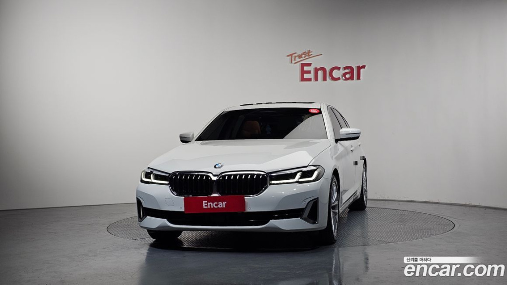 BMW 5-Series 520i Luxury, 2023