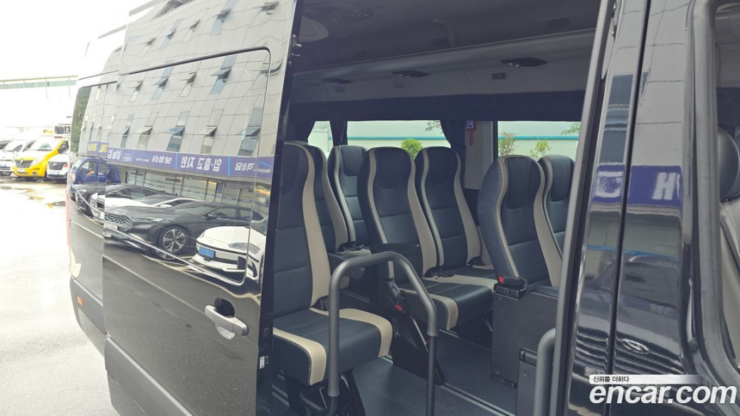 Hyundai Solati 16-seater, 2024