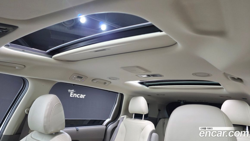 Kia Carnival 7-Seater Outdoor, 2023