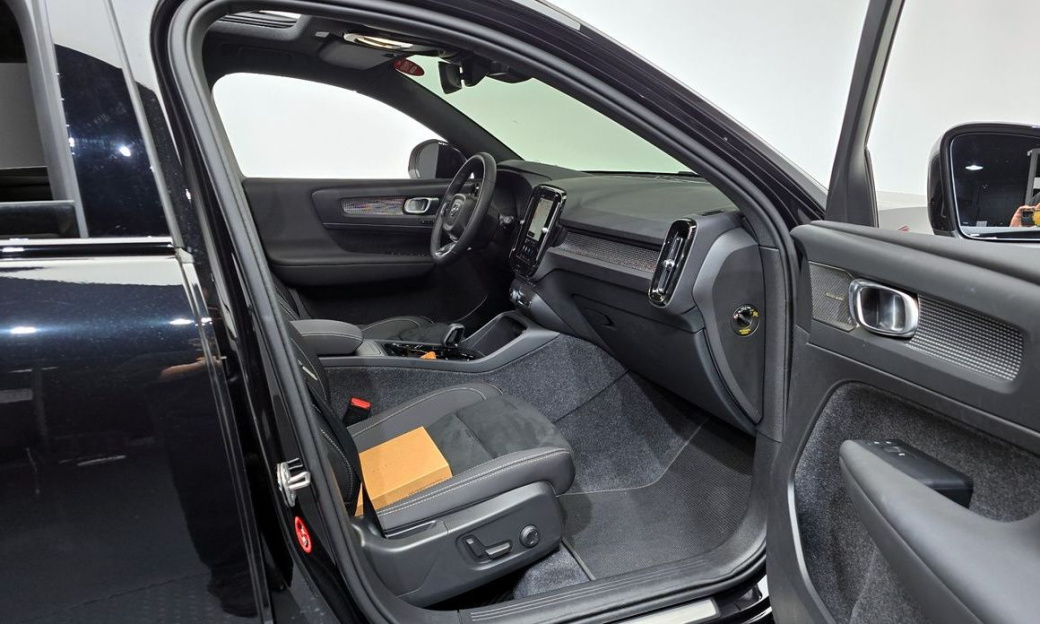 Volvo XC40 B4 Black Edition, 2025