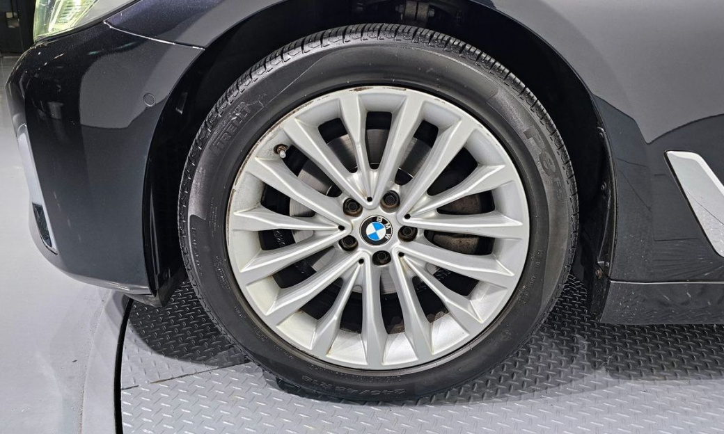 BMW 5-Series 520i Luxury, 2023