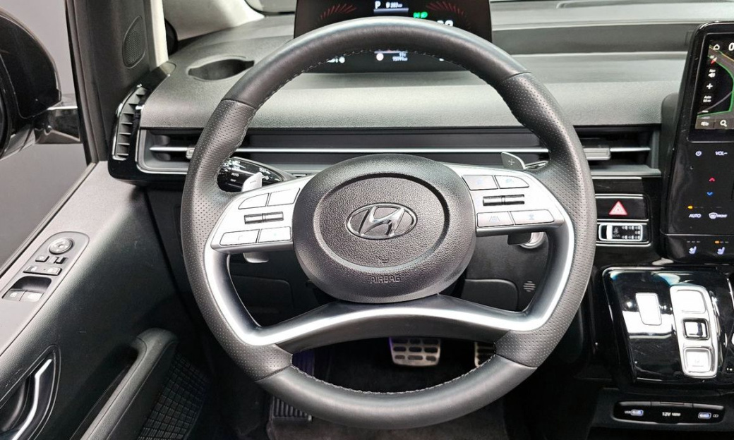 Hyundai Staria 4WD Lounge 9-Seater, 2024