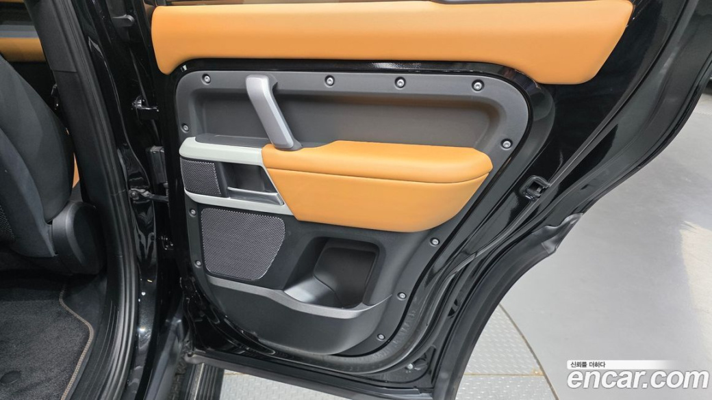 Land Rover Defender 110 P300 X-Dynamic SE, 2024