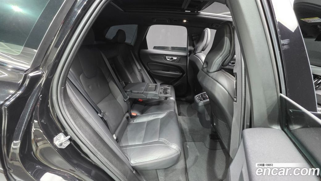 Volvo XC60 B6 R-Design, 2022