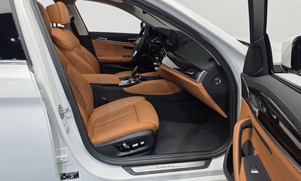 BMW 5-Series 520i Luxury, 2023