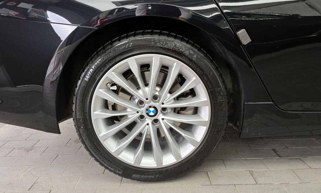 BMW 5-Series 520i Luxury, 2022