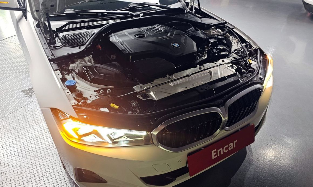 BMW 3-Series 320i, 2024