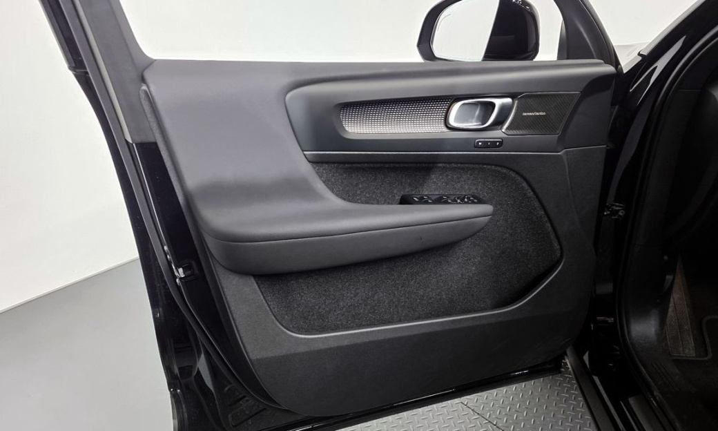 Volvo XC40 B4 Black Edition, 2025