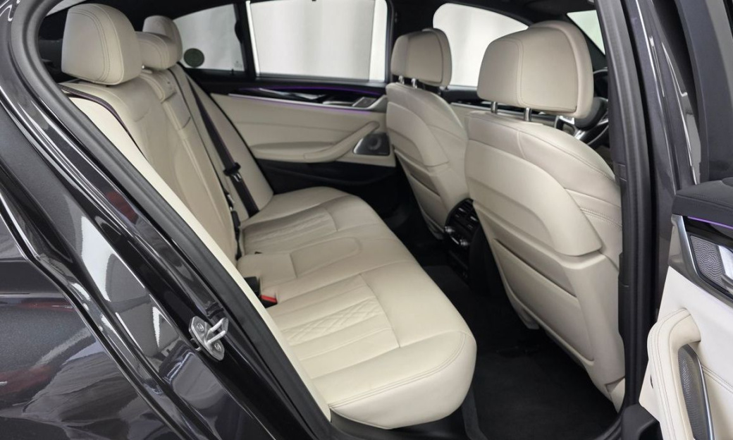 BMW 5-Series M550i xDrive, 2022