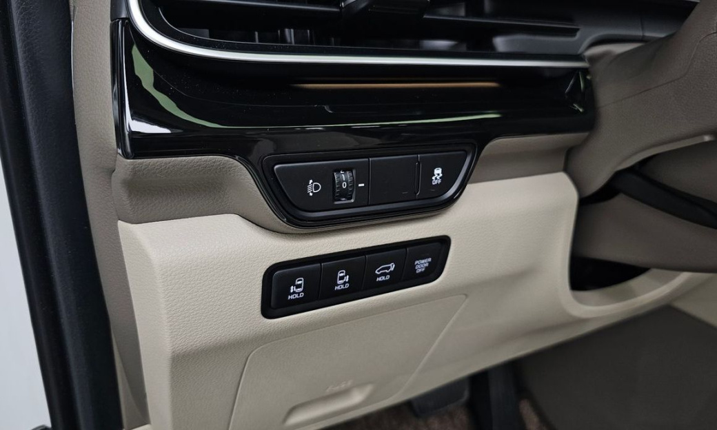 Kia Carnival 7-Seater Gravity, 2025