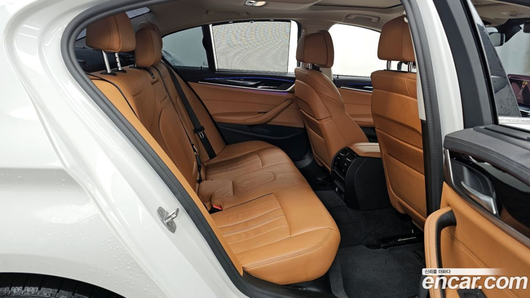 BMW 5-Series 520i Luxury, 2022